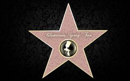 Rosa Stern mit Text „Glamorous Spray Tan“ auf schwarzem, floralem Hintergrund.