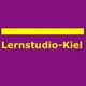 Lila Hintergrund mit gelbem Text: "Lernstudio-Kiel" und gelber Linie oben.