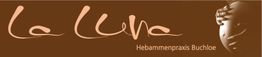 "Logo der La Luna Hebammenpraxis Buchloe auf braunem Hintergrund mit Händen auf schwangeren Bauch."