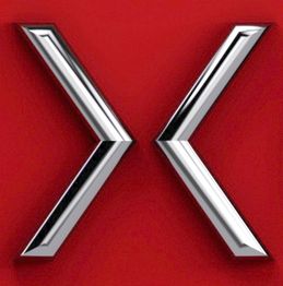 Silberne, spiegelnde Buchstaben "XX" auf rotem Hintergrund.