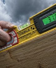 Worker mit Wasserwage