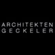 Schwarzer Hintergrund mit weißem Text: "ARCHITEKTEN GECKELER".