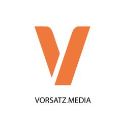 Orangefarbener Buchstabe "V" über dem Text "VORSATZ.MEDIA".