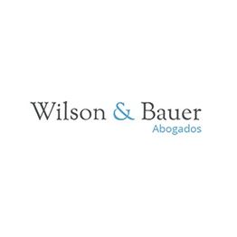 Texto del logo: "Wilson & Bauer Abogados" en negro y azul, fondo blanco.