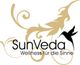 "SunVeda-Logo mit Text 'Wellness für die Sinne', filigranen goldenen Mustern und Vogel-Silhouette."