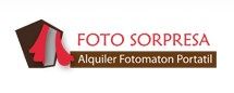 Logotipo que dice "Foto Sorpresa, Alquiler Fotomaton Portátil" con una imagen de casa y cortinas.