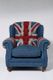 Blauer Sessel mit Union Jack Muster auf Lehne und Sitz, vor schlichtem Hintergrund.
