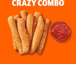 Palitos de pan con salsa marinara en fondo naranja. Texto: Crazy Combo, Little Caesars.