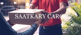 Person in Rot übergibt Paket an andere, Text "SAATKARY CARGO" über dem Bild.