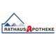 Logo der "Rathaus Apotheke" mit stilisiertem Dach und rotem Apothekenzeichen.