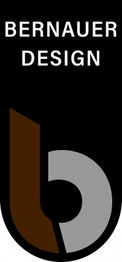 Logo von Bernauer Design mit stilisiertem "b" in Braun und Grau auf schwarzem Hintergrund.