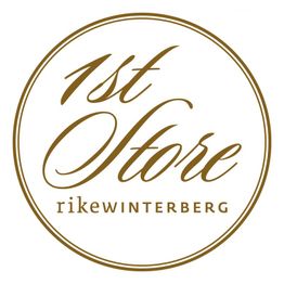 Logo mit dem Text "1st Store rikewinterberg" in brauner Schrift auf weißem Hintergrund.