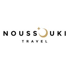 Logo de Noussouki Travel avec lune dorée intégrée dans le texte.