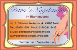 Visitenkarte von Petra’s Nagelstudio mit Kontaktinformationen und illustrierten Händen.