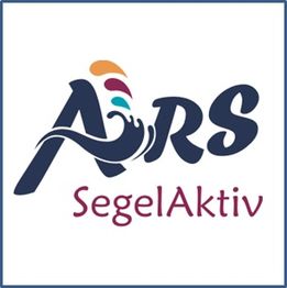 Logo mit Schriftzug "ARS SegelAktiv", Welle und buntem Segel.