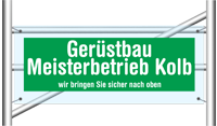 Grünes Schild: "Gerüstbau Meisterbetrieb Kolb – wir bringen Sie sicher nach oben".