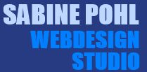 Text: "SABINE POHL WEBDESIGN STUDIO" auf blauem Hintergrund in hell- und dunkelblauer Schrift.