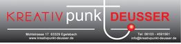 Graues Logo mit Text "KREATIVpunktDEUSSER", Adresse und Kontaktdaten in weiß und rot.