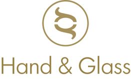 Logo de Hand & Glass con un diseño circular dorado encima del texto.