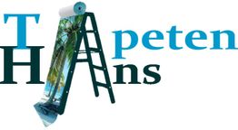 Logo mit Leiter und Tapetenrolle, die Buchstaben für "Tapeten Hans" bilden, mit Strandmotiv.