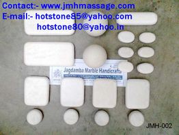 Verschiedene glatte, weiße Steine auf grauem Hintergrund mit Kontaktinformationen oben.