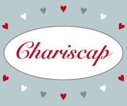 Text "Chariscap" in rotem Skript auf grauem Hintergrund mit kleinen roten und weißen Herzen.