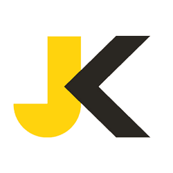 Gelbes "J" und schwarzes "K" bilden ein stilisiertes Logo auf weißem Hintergrund.