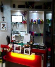 Interno di un salone di bellezza, con prodotti per capelli e un banco reception illuminato.