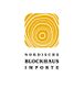 Gelbes Baumring-Muster über dem Text "Nordische Blockhaus Importe" auf weißem Hintergrund.