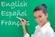 Frau schreibt "English", "Español", "Français" auf eine grüne Tafel.