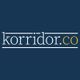Logo mit dem Text "korridor.co" in weiß und gelb auf dunkelblauem Hintergrund.