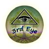 Dreieck mit Auge und Text "3rd Eye" vor Baumlandschaft.