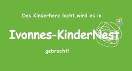 Grüner Hintergrund mit dem Text: "Das Kinderherz lacht, wird es in Ivonnes-KinderNest gebracht!"