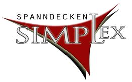 Logo von Simplex mit rotem, dreieckigem Design und schwarzem Text "Spanndecken Simplex".