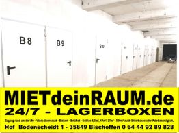 Weiße Lagerräume mit nummerierten Türen. Gelbes Werbeschild für Lagerboxvermietung unten.