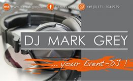 DJ-Ausrüstung und Kopfhörer mit Text: "DJ Mark Grey ...your Event-DJ!" und Kontaktinformationen.
