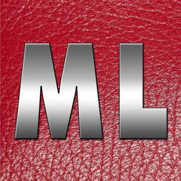 "Buchstaben ML auf rotem, lederähnlichem Hintergrund in metallic-schwarzer Schrift."