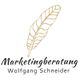 Logo mit einer Feder und dem Text "Marketingberatung Wolfgang Schneider".
