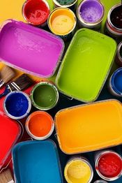 Barattoli di vernice colorata, inclusi rosso, viola, verde, blu, giallo e arancione.