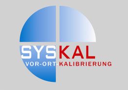 Halbkreis-Logo mit Text "SYSKAL VOR-ORT-KALIBRIERUNG" in Blau und Rot auf grauem Hintergrund.