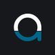 Logo con forma de "a" en blanco y azul sobre fondo negro.