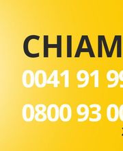 Freundliche Frau mit Headset, Text: "CHIAMACI", Telefonnummern, 24h/365 Tage.
