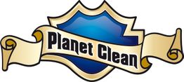 Logo mit einem blauen Schild und Schriftzug "Planet Clean" auf einem beigefarbenen Banner.