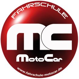 Rundes Logo mit "MC MotoCar" und "Fahrschule" auf rotem Hintergrund.