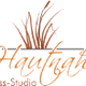 Logo von Hautnah Wellness-Studio mit stilisierten Grashalmen.