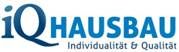 Logo von iQ Hausbau mit Slogan "Individualität & Qualität" in Blau.