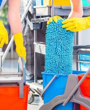 Personen mit gelben Handschuhen reinigen Böden mit Wischmopp und Wassereimern in leuchtenden Farben.