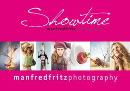 Collage von Fotografien: Kunst, Mode, Uhren, Erdbeere, Dessert, Frau. Text: "Showtime, Manfred Fritz".