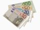 Eurobanknoten von 5 bis 100 Euro auf weißem Hintergrund.