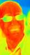 Wärmebild einer Person mit Brille, rot und gelb, kühler blauer Hintergrund.